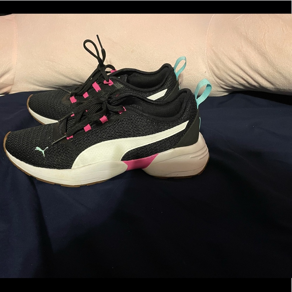 Ladies size 7.5 puma sneakers